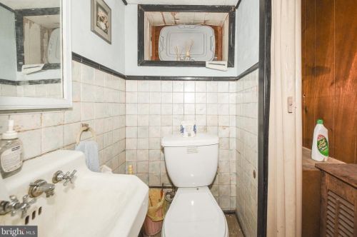 7122 Glenloch St, Philadelphia PA 19135-1215 exterior