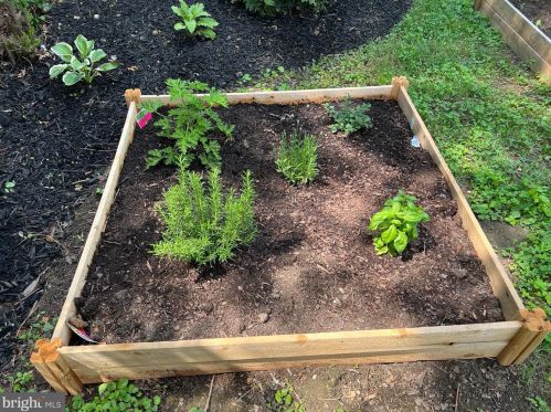 18 Masonic Vw Ave, Alexandria VA 22301-2204 exterior