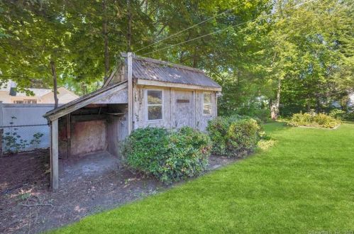 19 Cedar St, Enfield CT 06082-4622 exterior