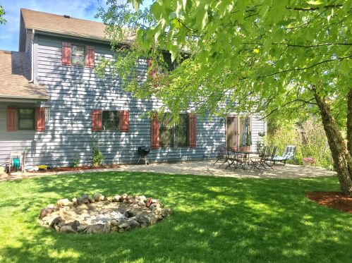 322 Lorraine Dr, Bull Valley, IL 60012-3611