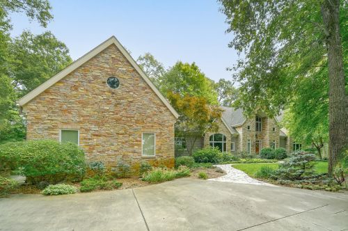 915 Eagle Lake Dr, Kalamazoo, MI 49009-8426