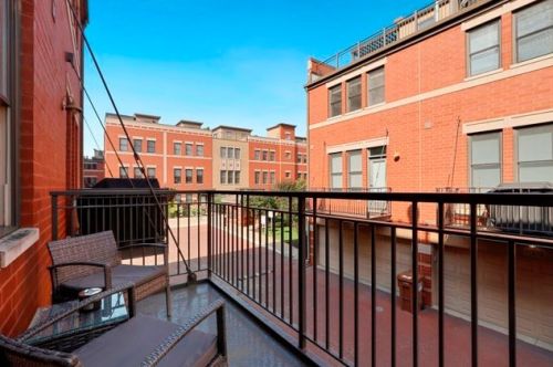 648 Oak St, Chicago IL  60610-7298 exterior