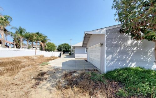 1042 San Juan St, Tustin CA 92780-4627 exterior