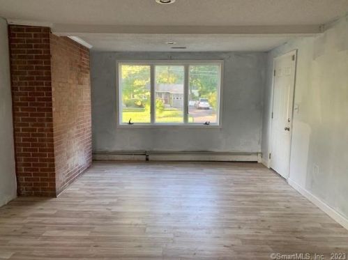 15 Boyle Dr, Enfield CT 06082-5017 exterior