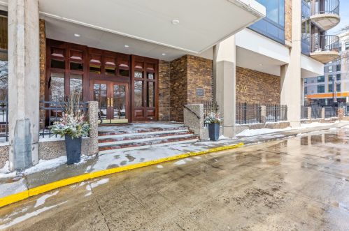 929 Astor St, Milwaukee WI  53202-3420 exterior