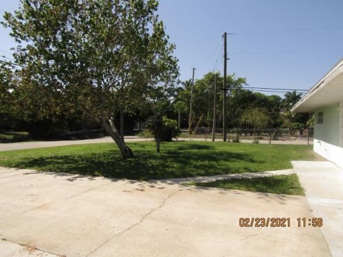 130 Wisteria Ave, Fort Pierce FL 34982-5907 exterior