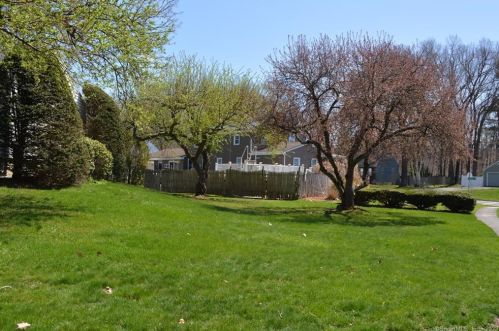 37 Douglas Dr, Enfield CT 06082-2522 exterior