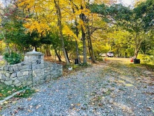 95 Covington Dr, Milford CT 06461-1804 exterior