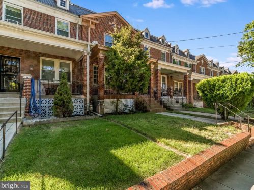 32 Hamilton St, Washington, DC 20011-6704