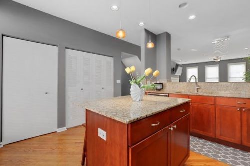 648 Oak St, Chicago IL  60610-7298 exterior