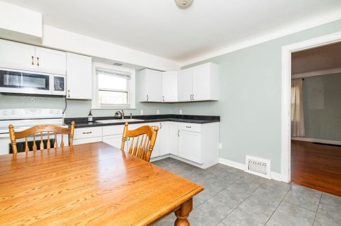 5864 Abbey St, Kalamazoo MI 49048-3527 exterior