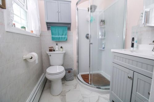 2542 Bouck Ave, Bronx NY 10469-5710 exterior