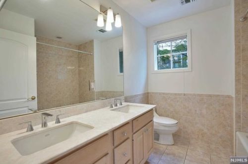 141 Hudson Cv, Edgewater NJ 07020-1480 exterior