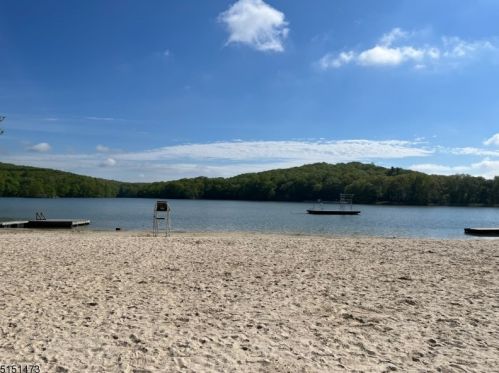 7 Oakwood Trl, Kinnelon NJ 07405-3116 exterior