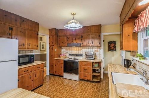 113 Todd St, Edison NJ  08817-5133 exterior