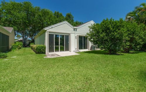 7704 Forest Green Ln, Boynton Beach FL 33436-8835 exterior