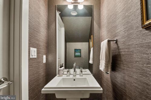 1127 Royal St, Alexandria VA  22314-1406 exterior