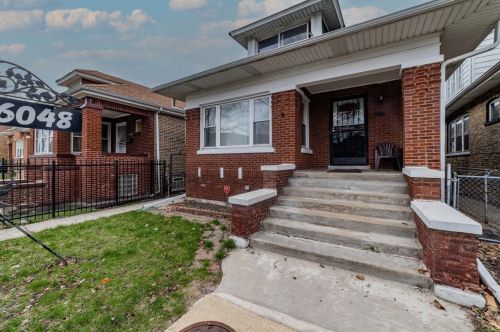 6048 Artesian Ave, Chicago IL 60659-2831 exterior