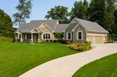 4110 Oakharbor St, Kalamazoo, MI 49009-6185