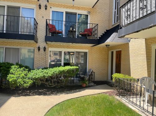 6482 Northwest Hwy, Chicago IL  60631-1461 exterior