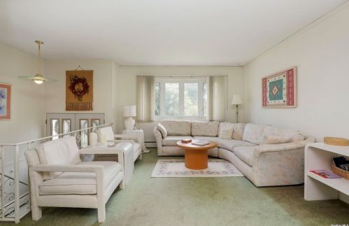 8 Balsam Ln, Commack NY  11725-2415 exterior