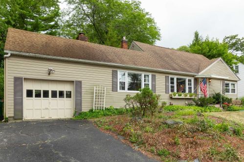 20 Marwood Dr, Poughkeepsie, NY 12601-5557