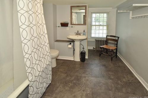 14 Meadow Rd, Windsor CT  06095-4617 exterior