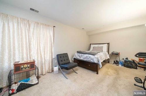 9 Lawrence Ct, Teaneck NJ 07666-6489 exterior