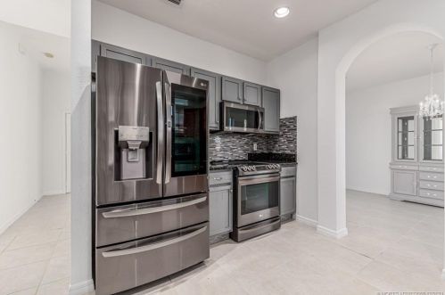 1131 Haleyberry Ave, Fort Pierce FL 34953-6832 exterior