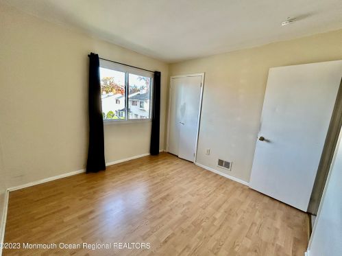 271 Clubhouse Dr, Middletown NJ 07748-1340 exterior