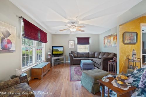 142 Beechwood Dr, Red Bank NJ 07702 exterior