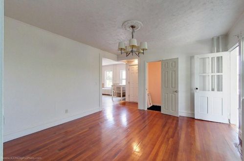 15 Dean Ave, Middletown RI 02840-3406 exterior