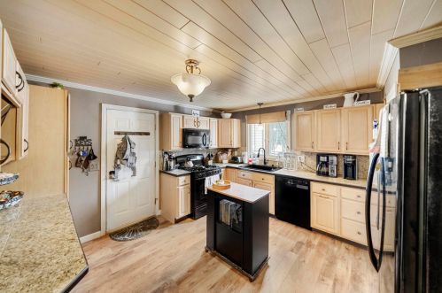 17 Hooksett Tpke, Concord NH  03304-4415 exterior