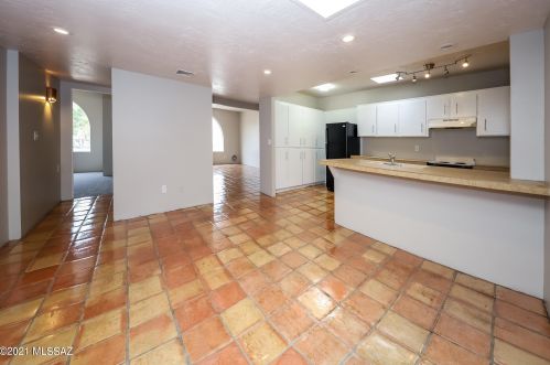 8022 Shadow Ln, Tucson, AZ 85750-9660