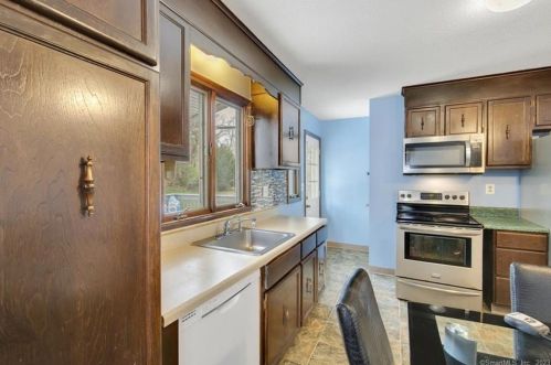 156 Avery St, Manchester CT 06042-1756 exterior