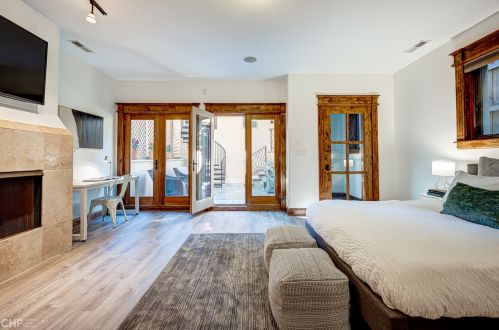 2732 Marshfield Ave, Chicago IL 60614-1016 exterior