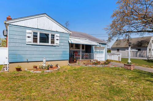 236 9th St, Babylon, NY 11704-3729