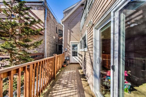 3823 Ravenswood Ave, Chicago IL 60660-2320 exterior