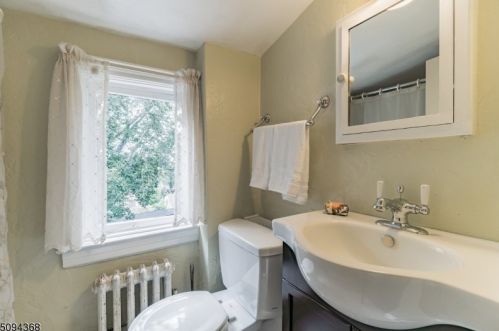 30 Undercliff Ter, Town Center NJ 07052-3929 exterior