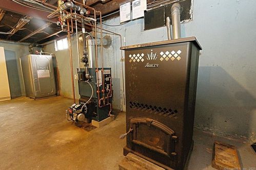 5 Eleanor Rd, Enfield CT 06082-2400 exterior