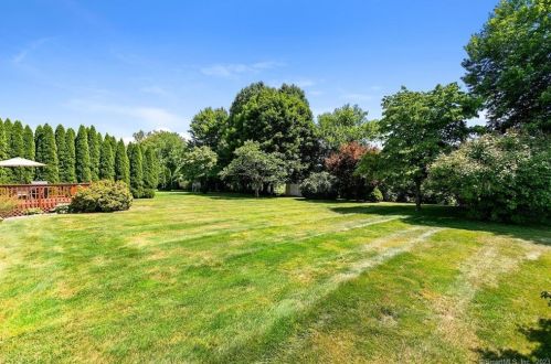 12 Canterbury Ln, Windsor CT 06095-2064 exterior