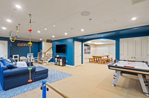 9303 Vly Hl Rd, Milwaukee WI 53217-1039 exterior