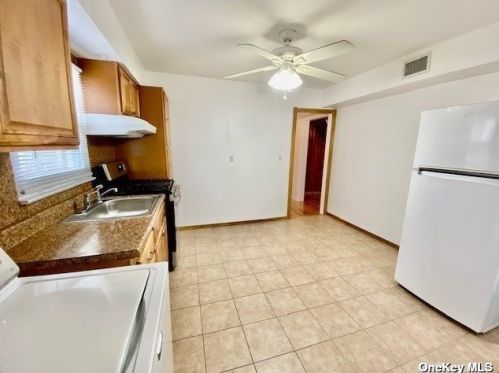 87 Regent St, Valley Stream NY 11580-4029 exterior