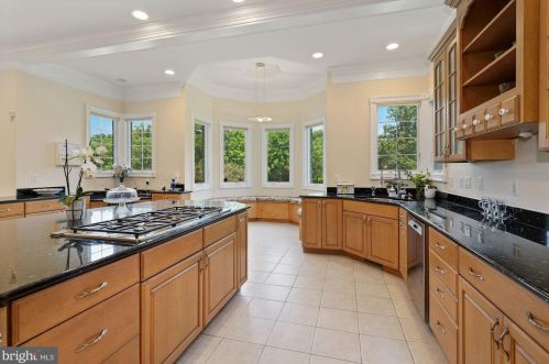 12705 Greenbriar Rd, Rockville MD 20854-6324 exterior