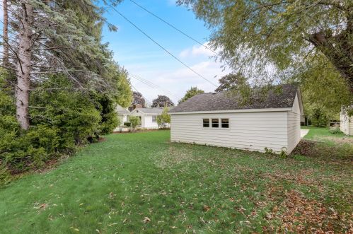 7139 Seneca Ave, Milwaukee WI 53217-3871 exterior