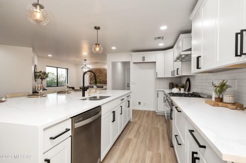 6611 Swan Rd, Tucson AZ 85718-5433 exterior