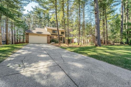 4082 Pinestead Dr, Walled Lake, MI 48390-1345