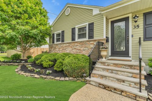 35 Arno St, Oakhurst NJ 07755-1002 exterior