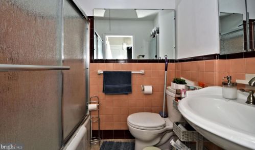 7221 Erdrick St, Philadelphia PA 19135-1014 exterior