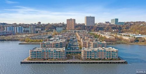 102 Adams Ct, Edgewater NJ 07020-1654 exterior